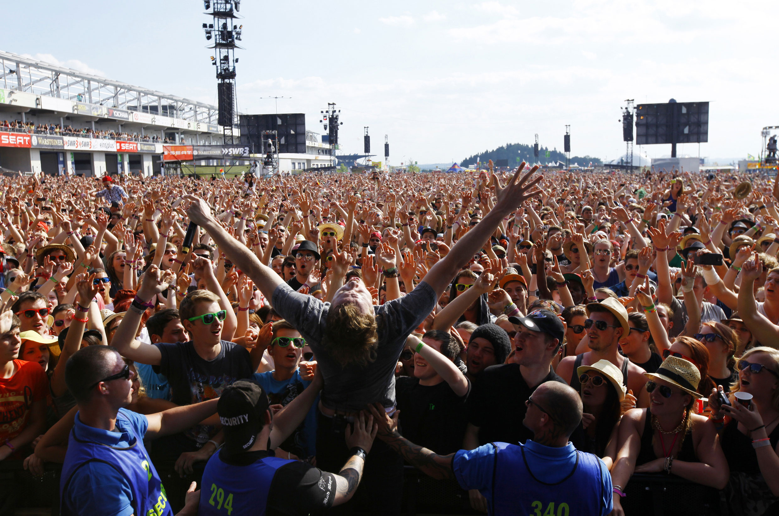 Sommer, Sonne, Rock am Ring - SWR3 sendet am 6. und am 7. Juni jeweils von 13 Uhr bis Mitternacht "SWR3 Rock im Radio". An diesem Wochenende wäre das 35. Rock am Ring gewesen. Für alle Fans, die Rock nicht vor Ort genießen können, weil das Festival aus Corona-Gründen abgesagt ist, spielt SWR3 22 Stunden Rockmusik. Atmosphäre auf dem Festivalgelände (2014) © SWR/Rock am Ring promo Weiterer Text über ots und www.presseportal.de/nr/7169 / Die Verwendung dieses Bildes ist für redaktionelle Zwecke honorarfrei. Veröffentlichung bitte unter Quellenangabe: "obs/SWR - Südwestrundfunk" Foto: SWR - Südwestrundfunk/SWR/Rock am Ring promo/obs